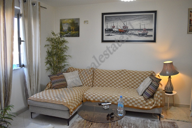 Apartament 1+1 ne shitje ne rrugen Belul Hatibi prane Shkolles se Bashkuar ne Tirane.
Pozicionohet 